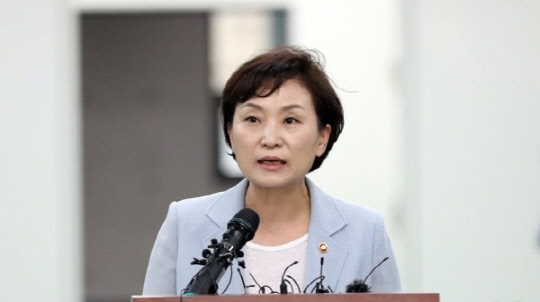 국토교통부가 최근 들쭉날쭉 공시가 논란과 관련해 17일 사상 초유의 시정 조치를 내렸다. 오는 30일 공시일 앞둔 가운데 촉박하게 수정할 경우 2차 혼란이 예상된다.  <연합뉴스>